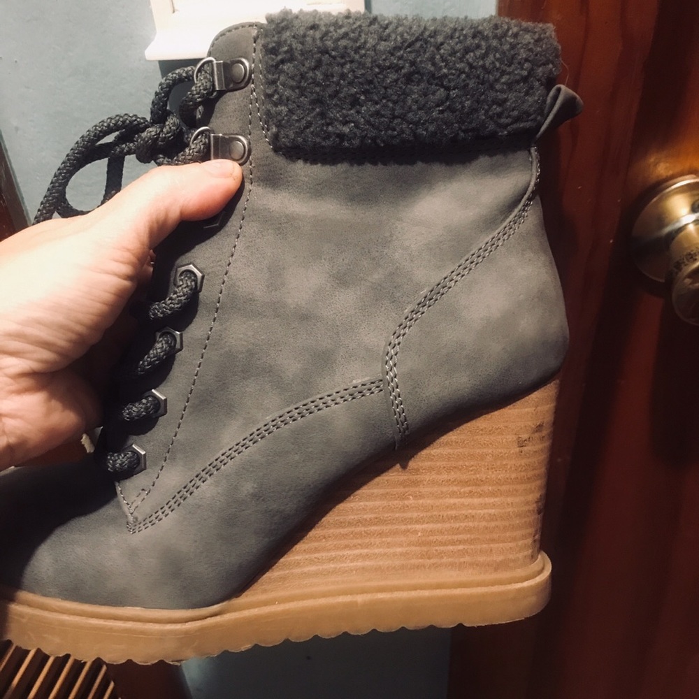 True grey size 9 wedge lace up boot